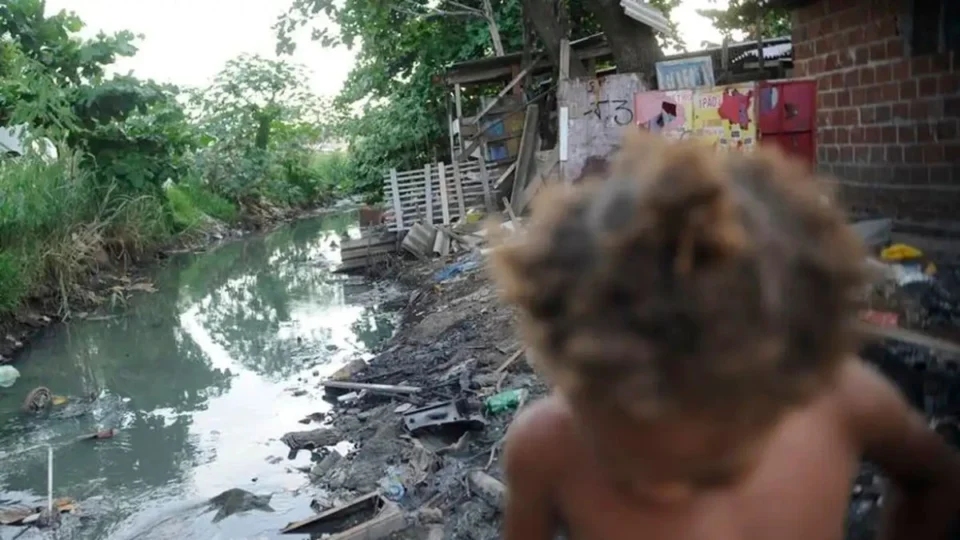 Saneamento básico precário faz internações crescerem no Brasil: como a região Norte virou o epicentro?