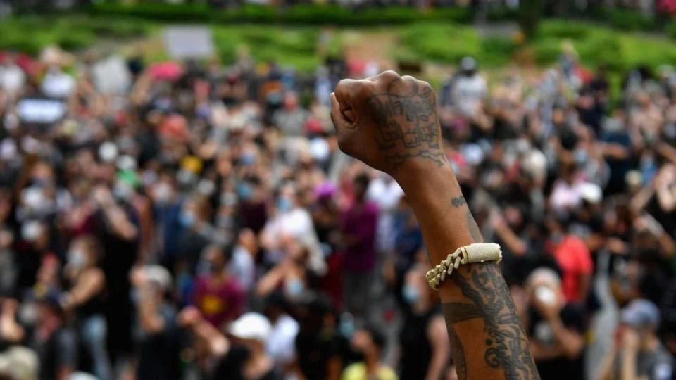Discriminação racial: combate ao racismo avança com leis e tecnologia no Brasil