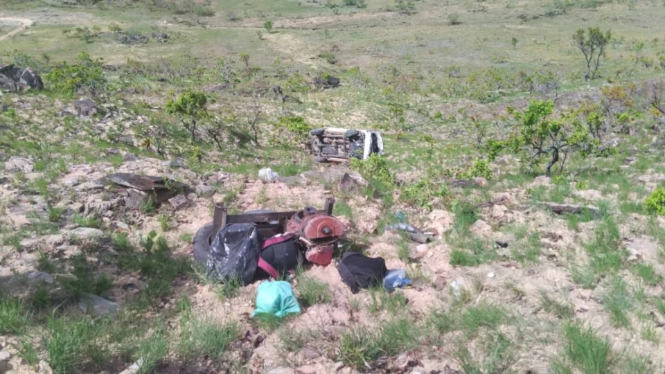 VÍDEO: Dois homens morrem após transporte escolar capotar em Roraima; veja
