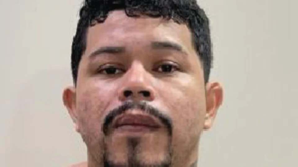 Matador de facção é preso em bar enquanto assistia jogo de futebol em Manaus