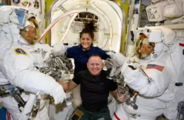 Cápsula para resgatar astronautas ‘presos no espaço’ chega à Estação Espacial