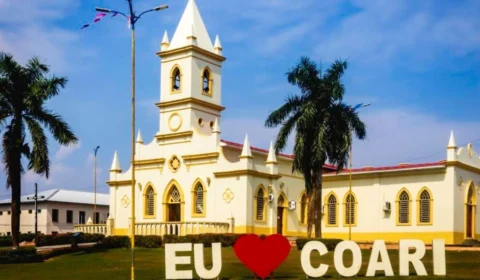 Catedral com arquitetura espanhola é ponto turístico em Coari, no Amazonas