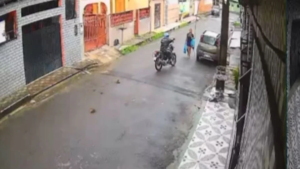 Criminoso assalta mulher e foge com suas sacolas em Manaus; veja vídeo