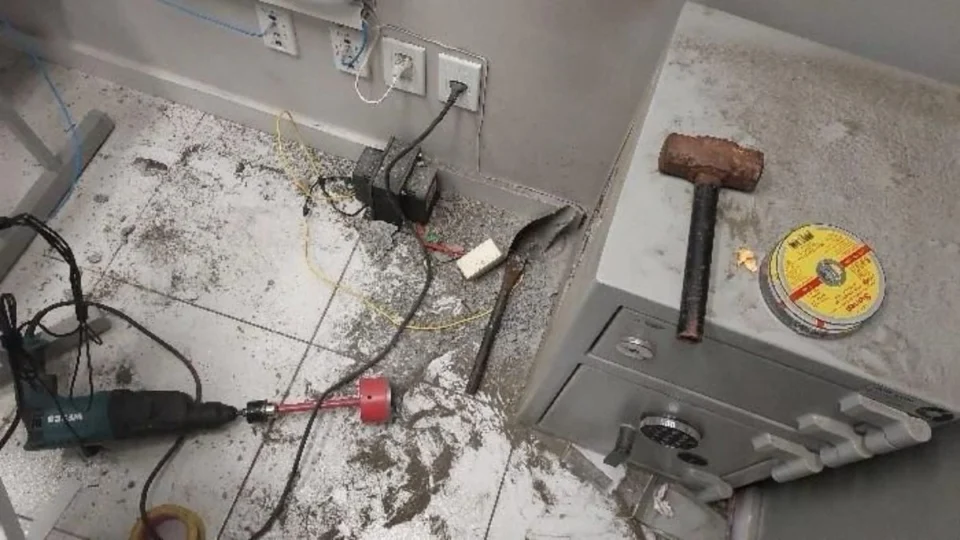 Criminosos fazem buraco na parede e tentam arrombar cofre de farmácia em Porto Velho