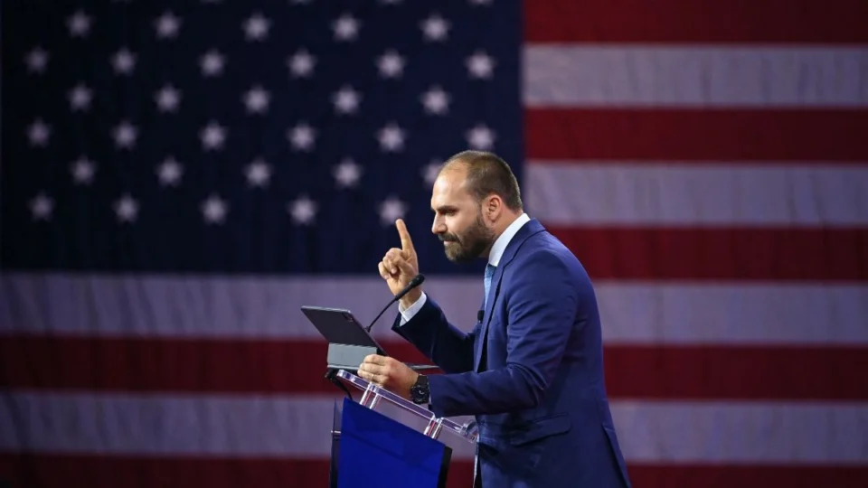 Eduardo Bolsonaro decide ficar nos EUA: entenda a relação com apreensão de passaporte
