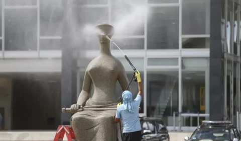 Após voto de Moraes, julgamento da acusada de pichar estátua da Justiça é adiado