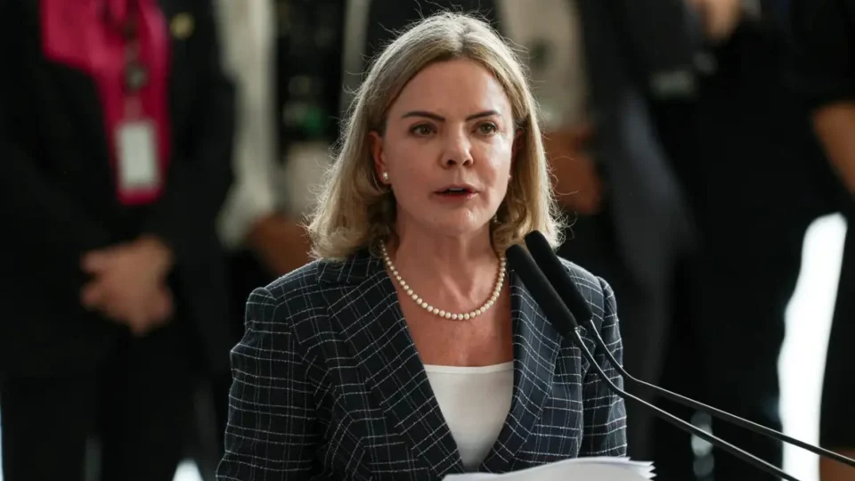 Após fala polêmica de Lula, Gleisi Hoffmann rebate ataques e defende o presidente