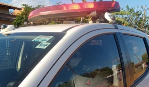 Embriagado, homem agride e arrasta mulher pelos cabelos na rua em Rondônia