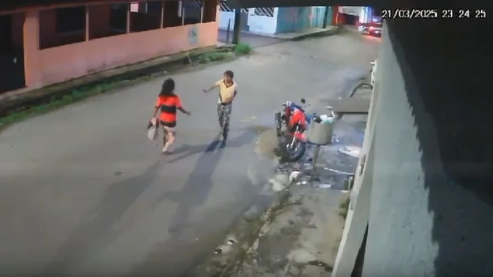 VÍDEO: homem é esfaqueado por companheira e pede ajuda em igreja na zona Norte de Manaus