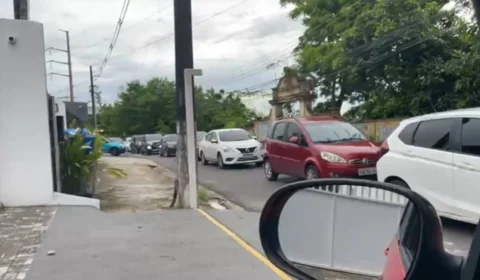Mudança no trânsito no cruzamento da Maceió com Belém gera fila de carros em Manaus; veja vídeo