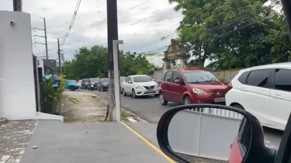 Mudança no trânsito no cruzamento da Maceió com Belém gera fila de carros em Manaus; veja vídeo