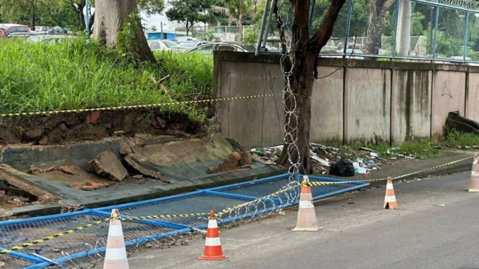 Muro da Polícia Federal desaba durante forte chuva em Manaus; veja vídeo