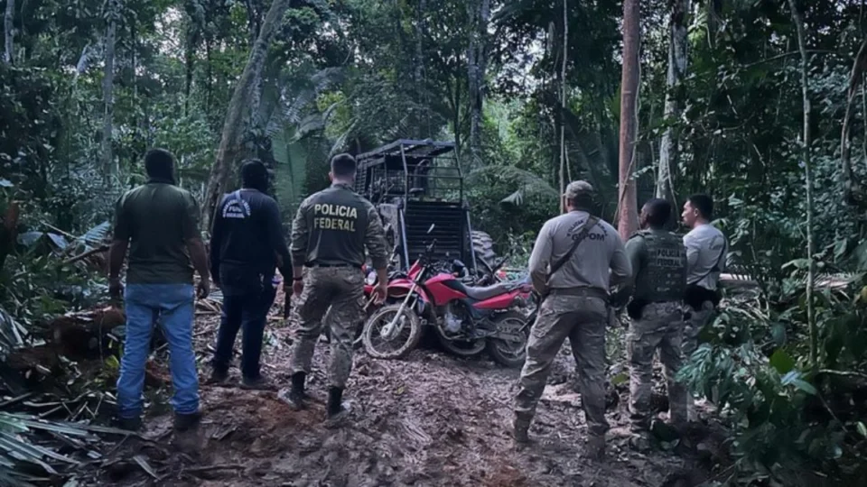 PF apreende trator e motocicletas utilizados em ações criminosas na região oeste de Rondônia