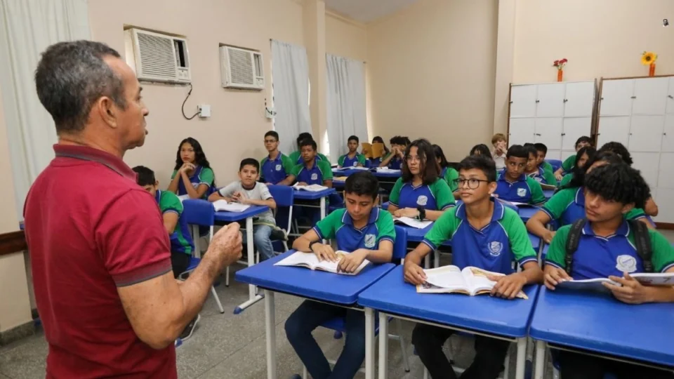 Governo anuncia pagamento de progressões verticais para professores e pedagogos no Amazonas