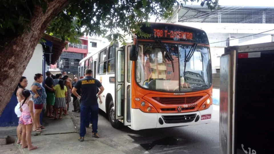 Passageiro morre após mal súbito dentro de ônibus em Manaus