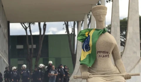 Moraes vota para condenar acusada que pichou ‘Perdeu, mané’ na estátua da Justiça; Bolsonaro reage