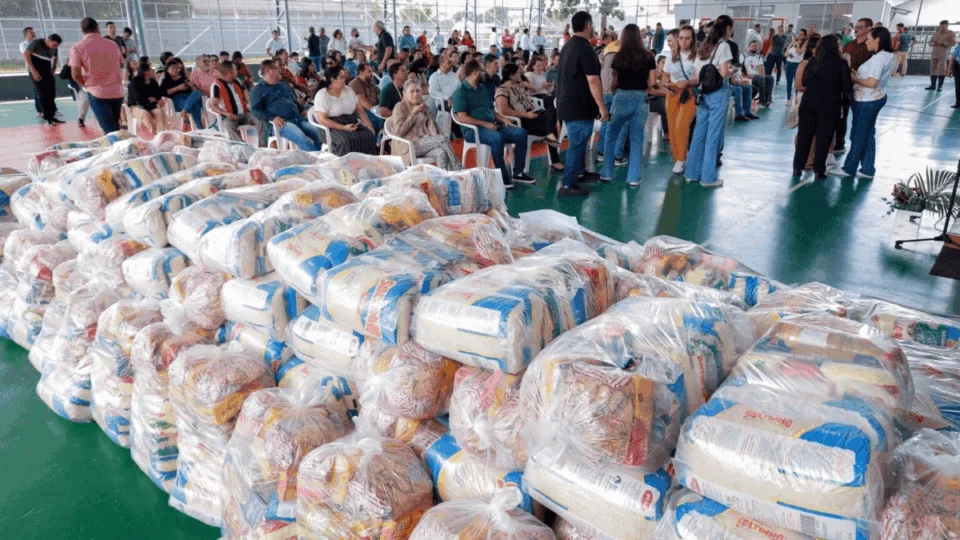 Governo do Acre distribui cestas básicas para famílias em vulnerabilidade e atingidas pela enchente