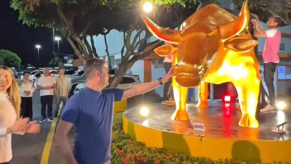 Réplica do ‘Touro de Wall Street’ é instalada em Manaus; entenda o que significa