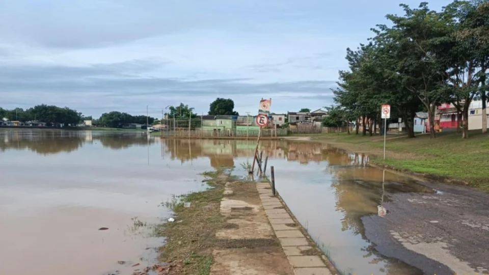Rio Acre atinge 13,76 metros, ultrapassa cota de alerta e afeta bairros de Rio Branco
