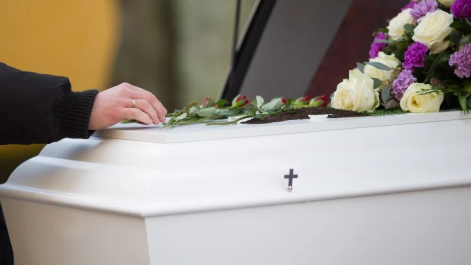 Cidade do Amazonas com poucas mortes é investigada por gastar R$ 2 milhões em serviços funerários