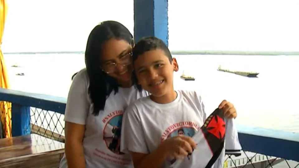 Torcedor mirim realiza rifa com camisa do Vasco para pagar tratamento de doença em Manaus