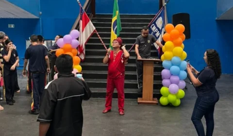 Wanderley Andrade surpreende na escola da filha e canta ‘Traficante do Amor’ em Manaus