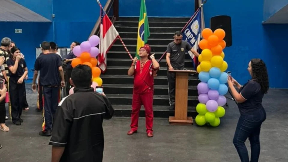 Wanderley Andrade surpreende na escola da filha e canta ‘Traficante do Amor’ em Manaus