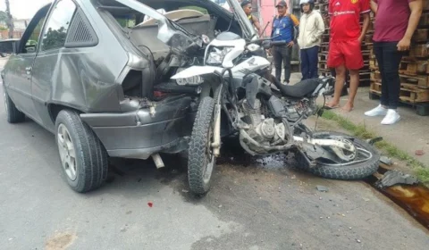 Motocicleta fica destruída após ser atingida por carro em Manaus; veja vídeo