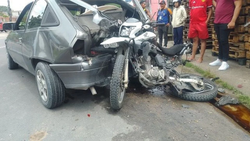 Motocicleta fica destruída após ser atingida por carro em Manaus; veja vídeo