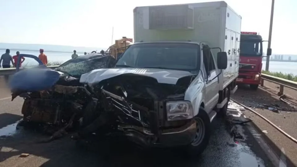 Acidente grave na ponte Palmas-Luzimangues fere motoristas de caminhão e picape