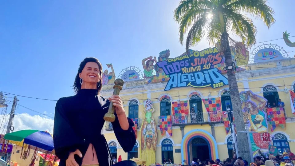 Bonecos de Olinda: Fernanda Torres vira boneco gigante no Carnaval