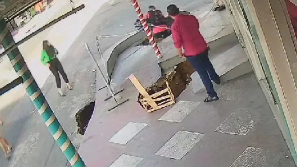Calçada do terror: buraco ‘engole’ cinegrafista durante reportagem em Manaus; veja vídeo