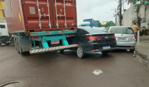 Caminhão arrasta carro durante manobra em Manaus; veja o vídeo