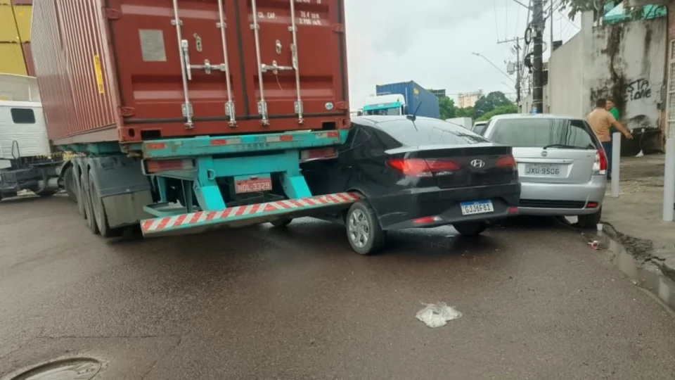 Caminhão arrasta carro durante manobra em Manaus; veja o vídeo