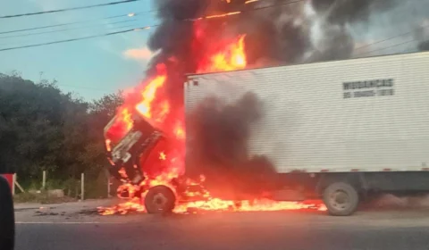 Caminhão de grande porte pega fogo em avenida de Manaus; veja vídeo