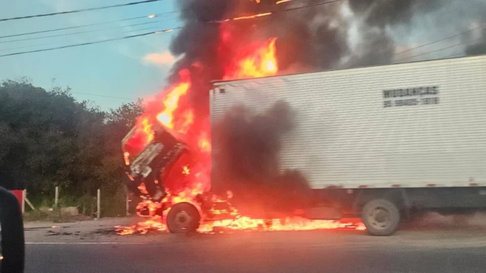 Caminhão de grande porte pega fogo em avenida de Manaus; veja vídeo