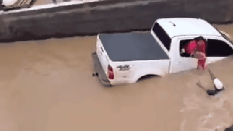 VÍDEO: Caminhonete com mulher e criança cai no Rio Juruá durante travessia de balsa no interior do Acre