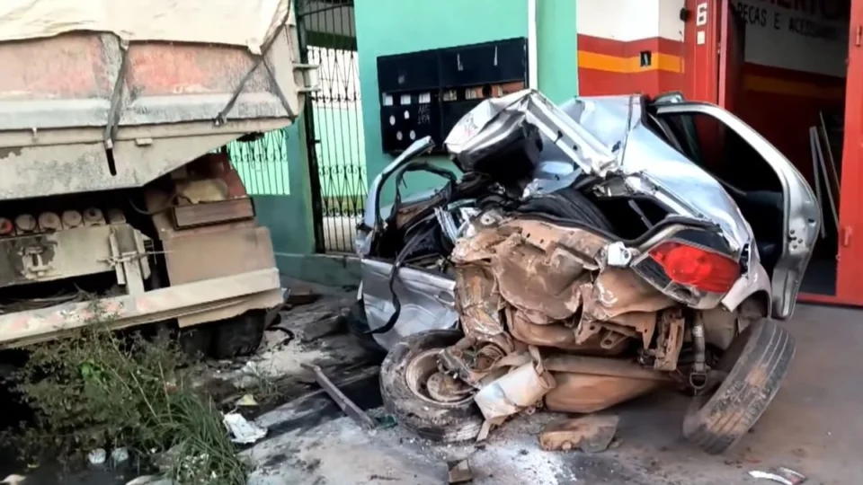 Carro é esmagado por caminhão desgovernado na zona Norte de Manaus; veja vídeo