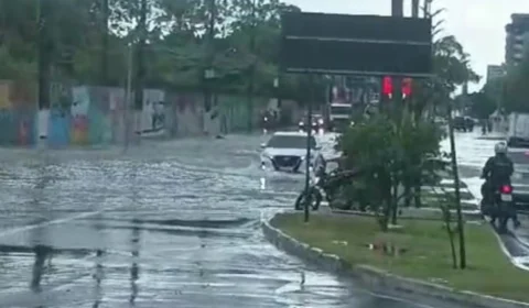 Trecho da avenida Constantino Nery vira ‘rio’ após chuva em Manaus; veja vídeo