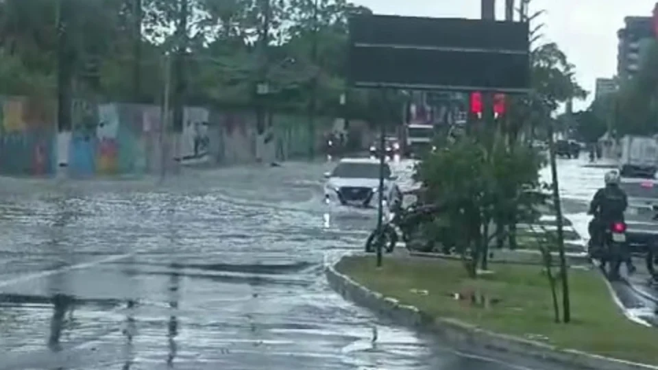 Trecho da avenida Constantino Nery vira ‘rio’ após chuva em Manaus; veja vídeo