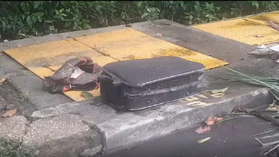 VÍDEO: Corpo dentro de mala é encontrado boiando em igarapé de Manaus por equipe de limpeza