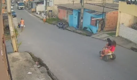 Diversão de crianças descendo ladeira de velocípede em Manaus quase termina em tragédia; veja vídeo