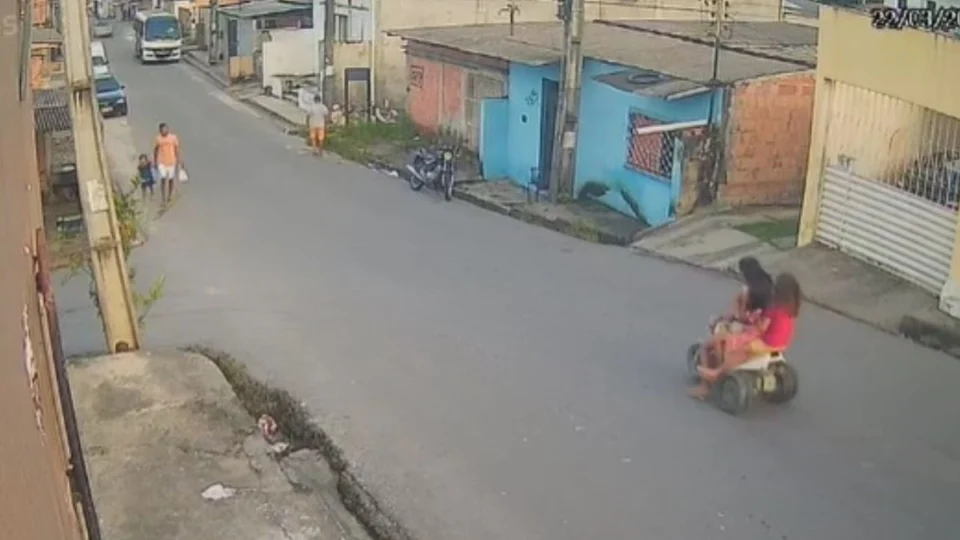 Diversão de crianças descendo ladeira de velocípede em Manaus quase termina em tragédia; veja vídeo