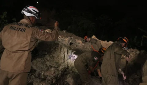 Deslizamento em Manaus atinge 9 casas e bombeiros resgatam 6 soterrados; veja previsão de chuva