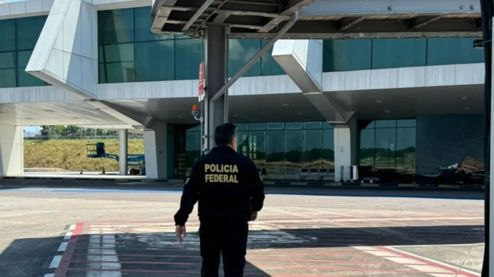 Policial federal é suspeito de facilitar o transporte de drogas no aeroporto de Manaus