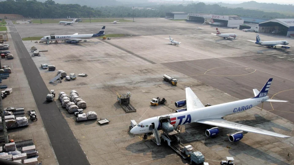 Mudança nas tarifas de cargas aéreas: estados estão em alerta para impactos econômicos