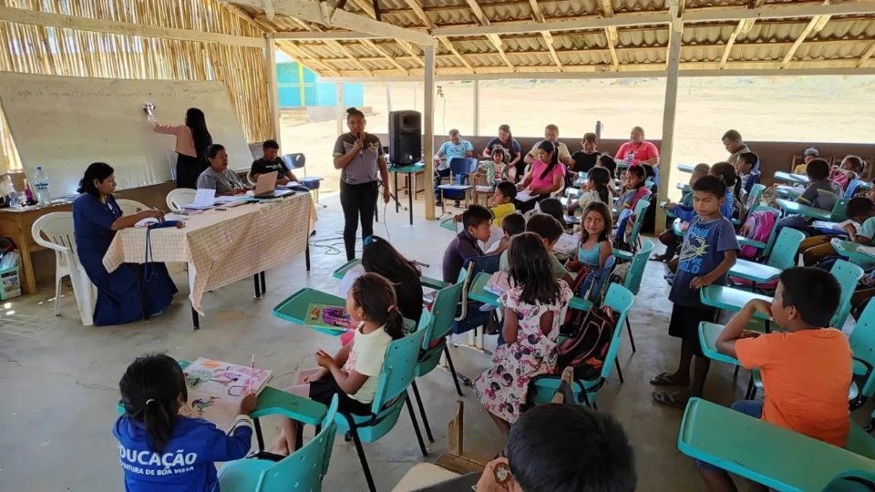 Justiça Federal garante educação bilíngue para crianças indígenas migrantes em Roraima