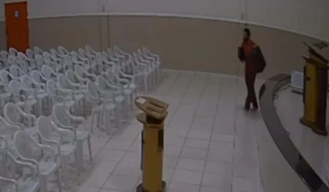 Homem entra em igreja e furta equipamentos em Manaus; veja vídeo