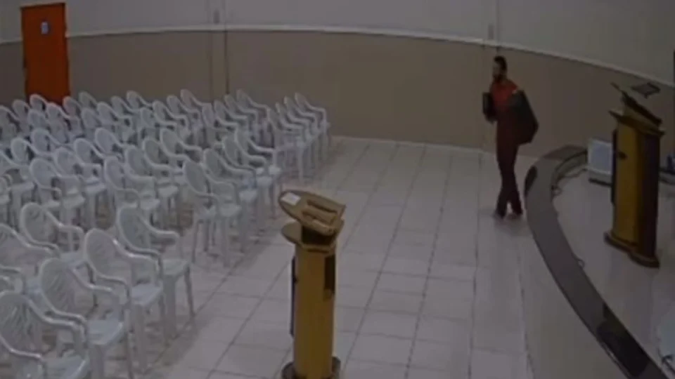 Homem entra em igreja e furta equipamentos em Manaus; veja vídeo