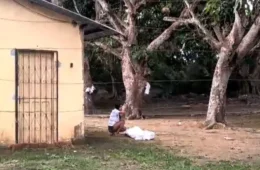 Mulher chora em desespero ao ver corpo de irmão morto por casal em Manaus